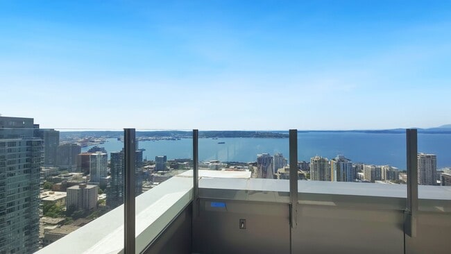 Building Photo - Luxury 1 Bed • 1 Bath at Spire Condominiums