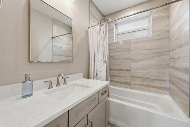 Building Photo - 115 1st St S