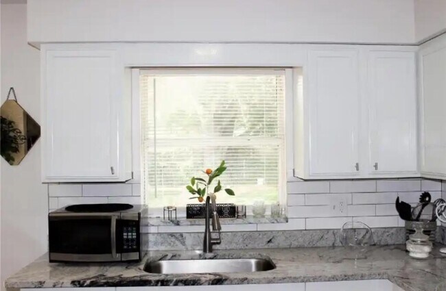 Building Photo - 15144 Jeanie Ln