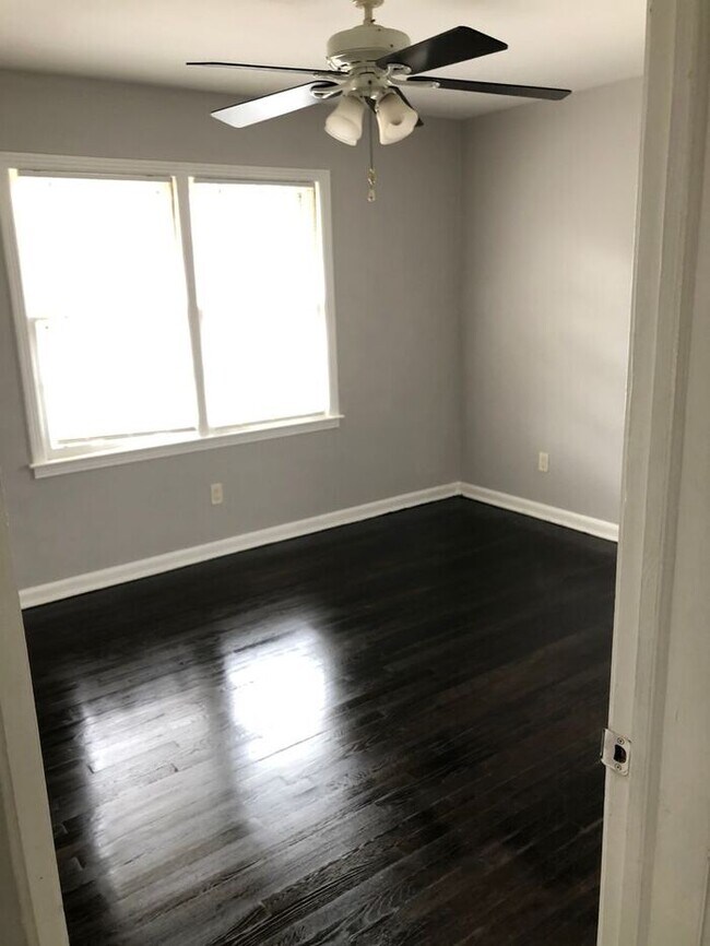 Building Photo - Charming 3 Bedroom Near Downtown.