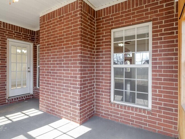 Building Photo - 2806 SE 3rd St