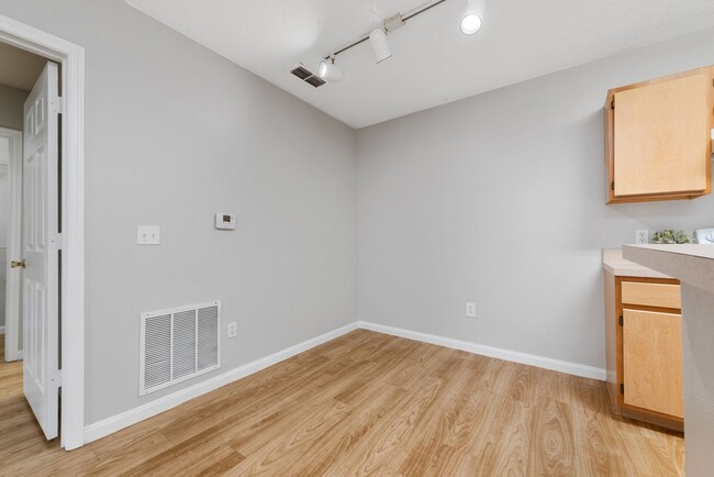 Building Photo - 2 Bedroom 2 bathroom  Condominium.