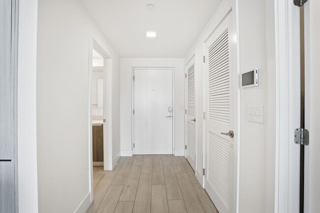 Building Photo - 111 SE 1st Ave