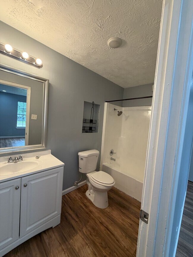 Building Photo - Spacious, 2 story townhouse