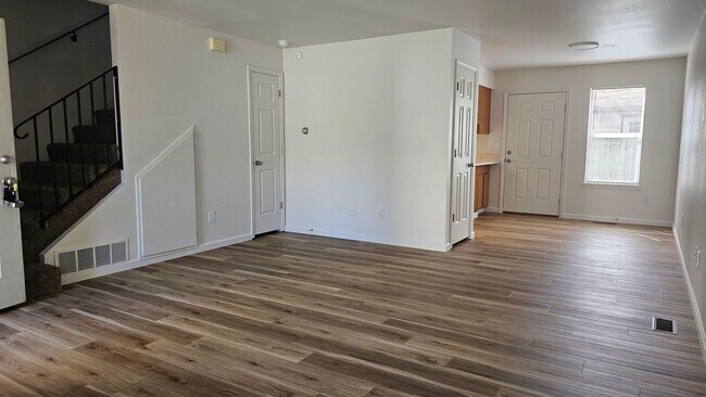 Building Photo - 1126 S Fern St