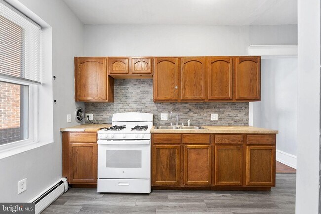 Building Photo - 246 W Abbottsford Ave