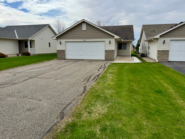 Building Photo - 438 Lake Trl
