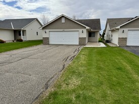 Building Photo - 438 Lake Trl