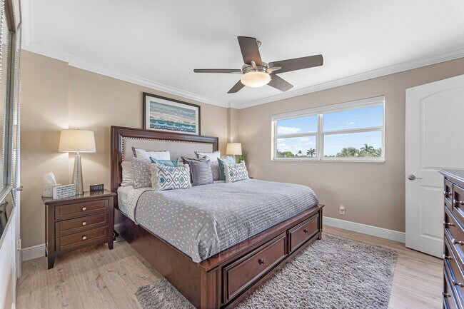 Building Photo - 1160 Hillsboro Mile