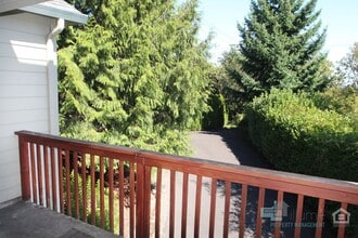 Building Photo - 3 Level Townhome near OHSU and PSU-Attached Garage with 2 Parking Spaces!
