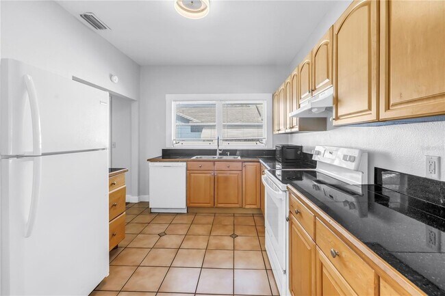 Building Photo - 116 16th Ave SE