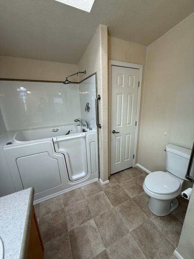 Building Photo - Move In Ready - Spacious Manufactured Home in Foothills!