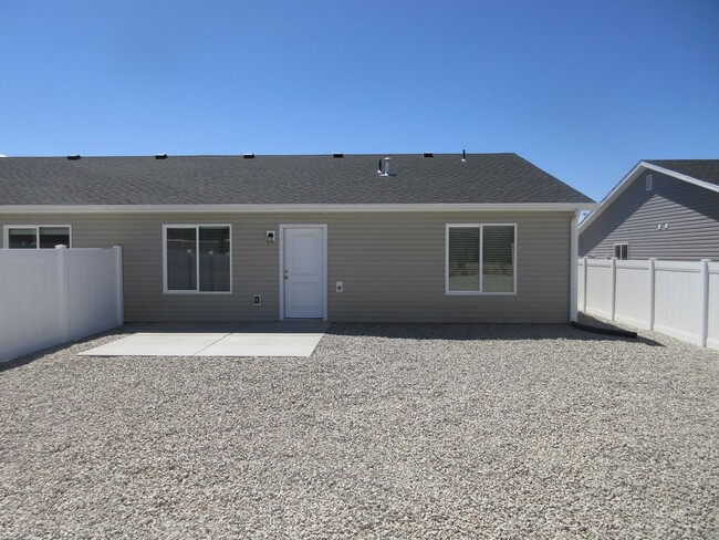 Building Photo - 3 bedroom- 2 bath Newer Construction