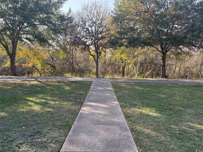 Building Photo - 732 Memorial Mews St