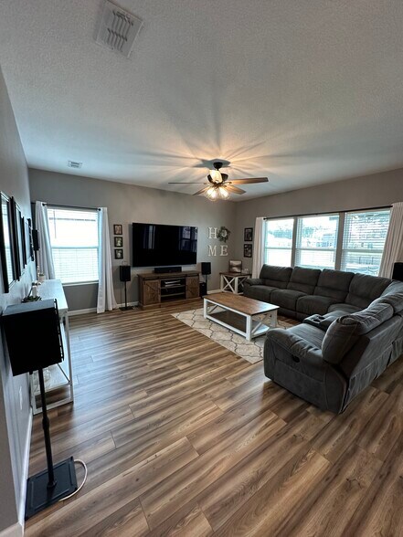 Building Photo - 150 Logrono Ct