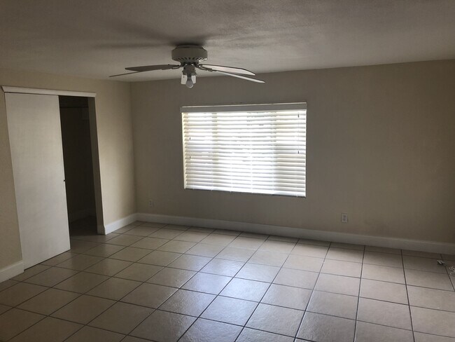 Building Photo - Old West Tampa 4 bedroom Ranch