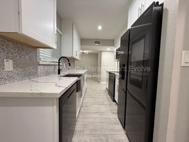 Building Photo - 606 E Royal Palm Square N