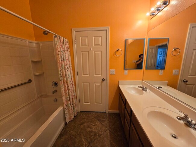 Building Photo - 851 E Aberdeen Dr