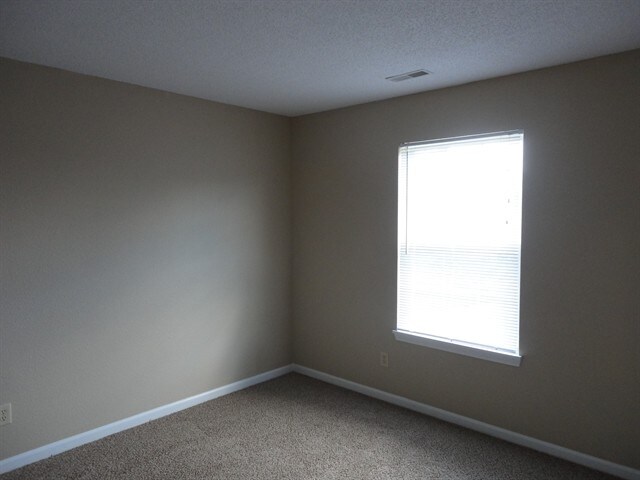 Building Photo - 743 Millbrook Dr