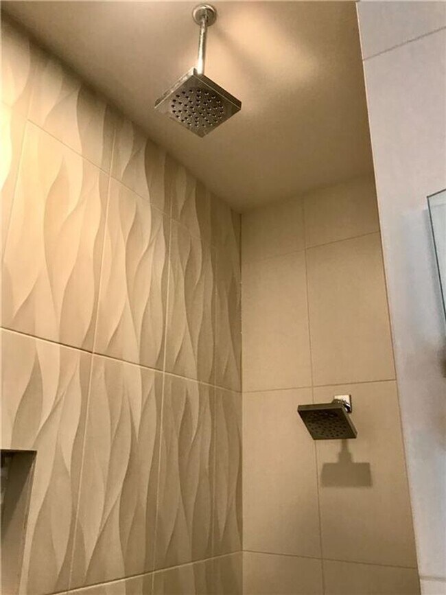 Building Photo - Central Austin / 3 bedroom, 2.5 baths / Mo...