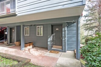 Building Photo - Wonderful 2-bedroom Townhome Style in Both...