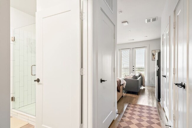 Building Photo - 701 Richmond Ave.