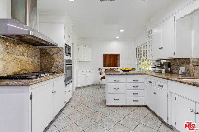 Building Photo - 3924 Woodfield Dr