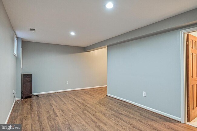 Building Photo - 7046 Leestone St