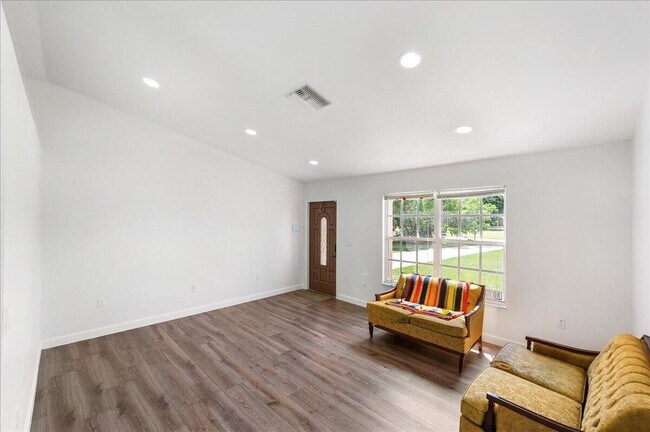 Building Photo - 2175 SE Heathwood Cir