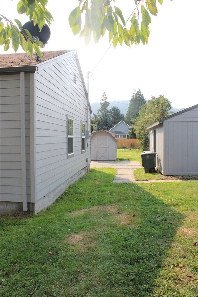 Building Photo - 3 Bedroom, 1.5 Bathroom House! Available now!