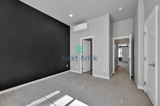 Building Photo - 2 BED & 2.5 BATH TOWNHOUSE FOR RENT