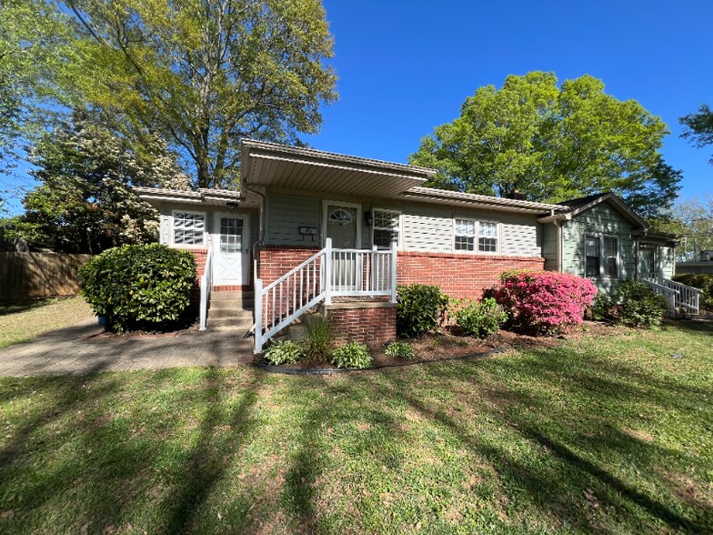 Building Photo - 80 18th Ave NW