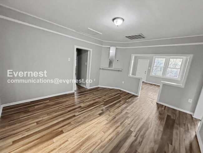 Building Photo - 4 Bed/1 Bath Home with On-Street Parking / Pet-Friendly / Vouchers Accepted / Available Now!