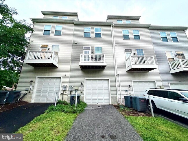Building Photo - 4812 Crest View Dr
