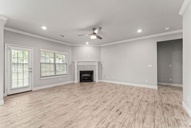 Building Photo - 2302 S Aspen St