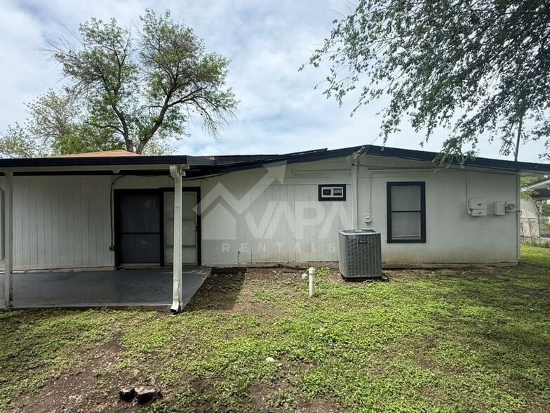 Building Photo - 518 Jamaica Dr