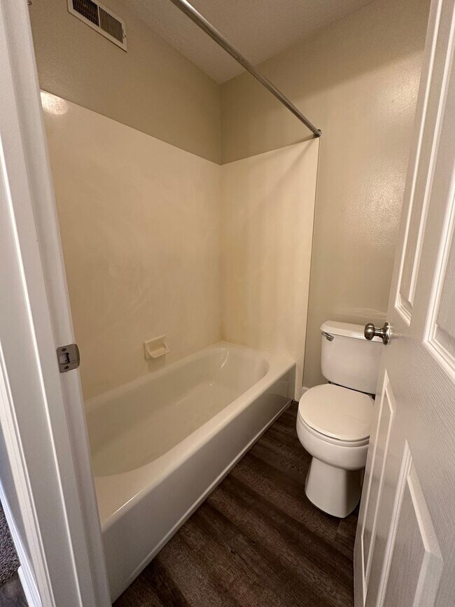 Building Photo - Condo in County Woods HOA
