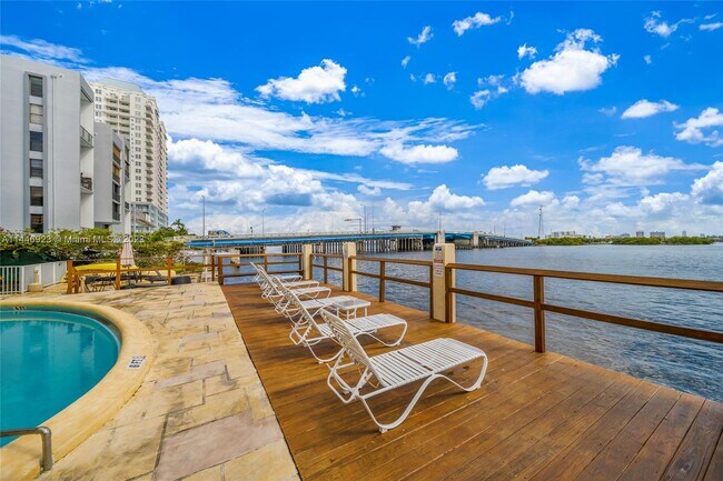 Building Photo - 7845 NE Bayshore Ct
