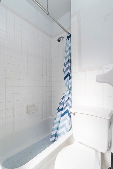 Building Photo - 224 E 95th St