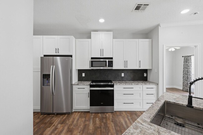 Building Photo - Remodeled 3 Bed Townhome