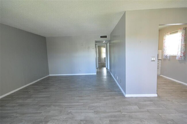 Building Photo - 144 Mansfield D