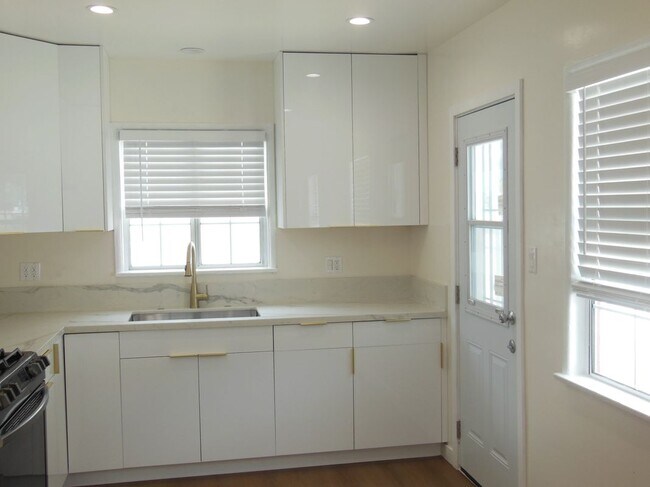 Building Photo - 135 S Verdugo Rd