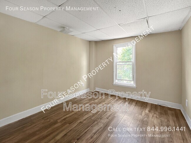 Building Photo - 306 S Locust St