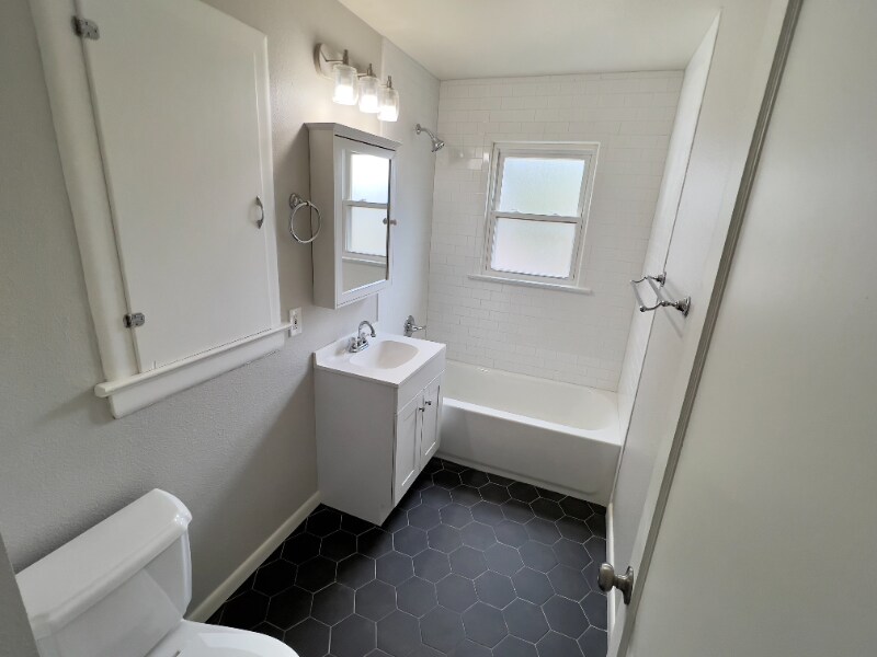 Building Photo - 1124 N Meade Ave