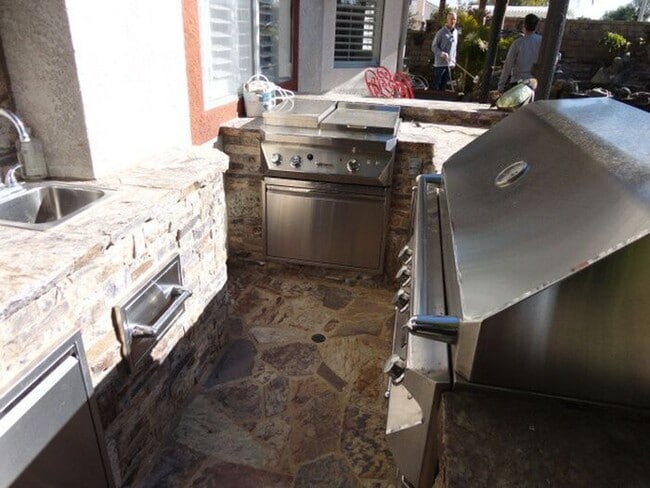 Building Photo - Luxurious 5 + 3 Pool/View Home Castaic
