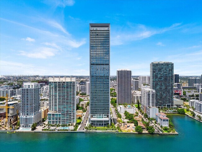 Building Photo - 700 NE 26th Terrace