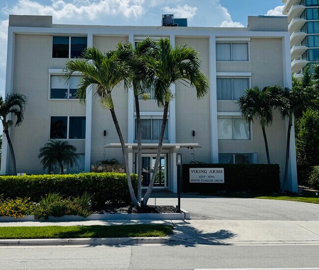 Primary Photo - 1527 S Flagler Dr