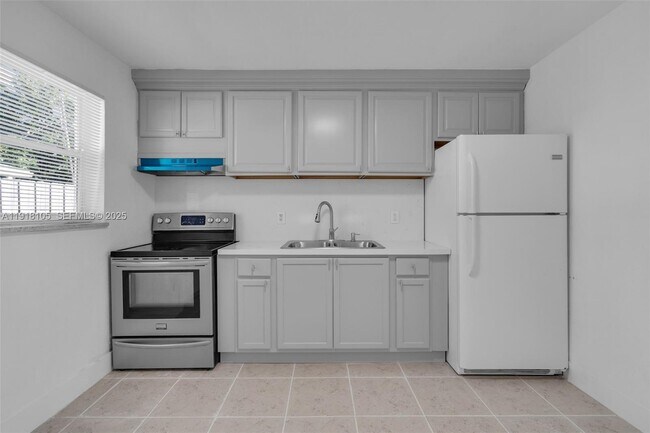 Building Photo - 124 SE 2nd Terrace