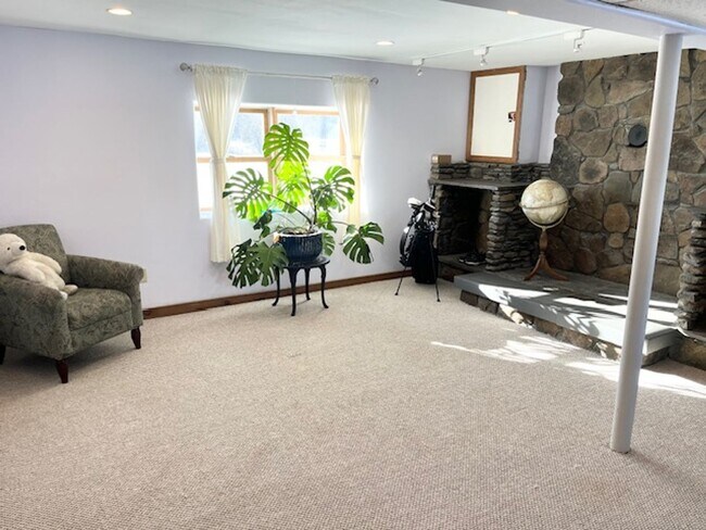 Building Photo - 3 Bedroom Home in South Burlington VT Available 5/1 or anytime in April!