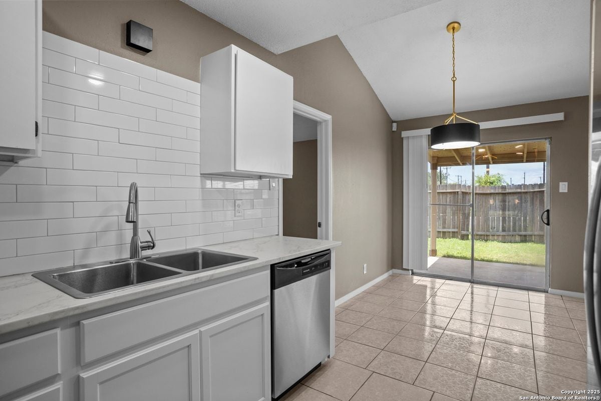 Building Photo - 5281 Meadow Rise St